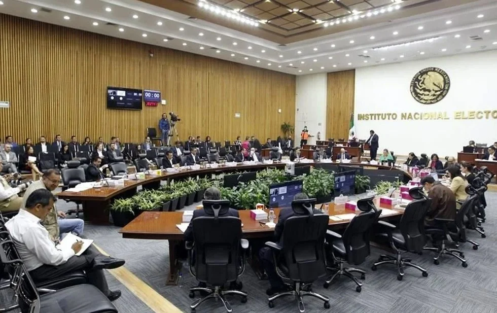 Reduce INE a partidos 478 millones en multas