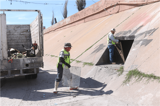 Trabajan en limpieza del río Chuvíscar