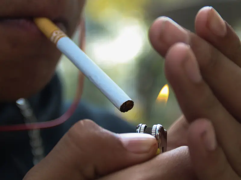 Personas que fuman y vapean cuadruplican el riesgo de padecer cáncer de pulmón