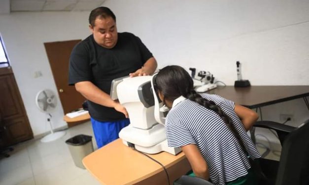 Continúa Coordinación de Atención Ciudadana con entrega de lentes a niños