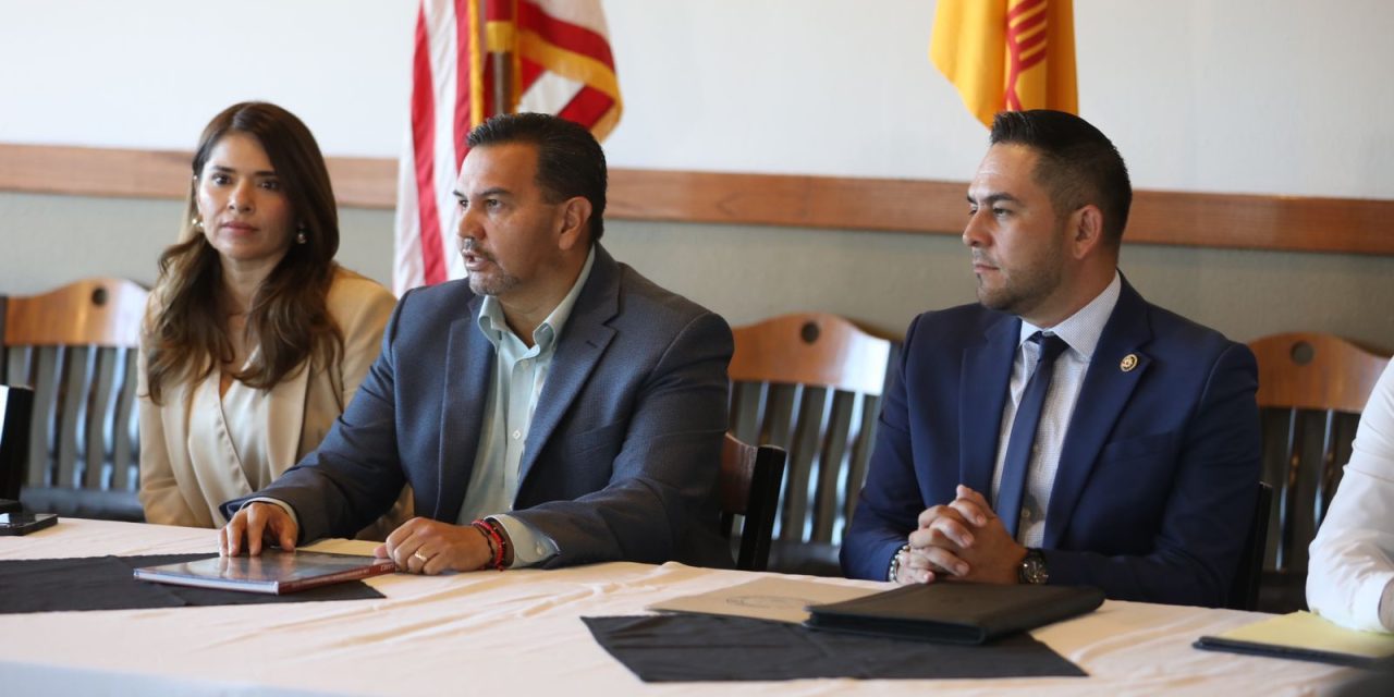 Se reúne Cruz Pérez Cuéllar con congresista Gabriel Vasquez en Sunland Park
