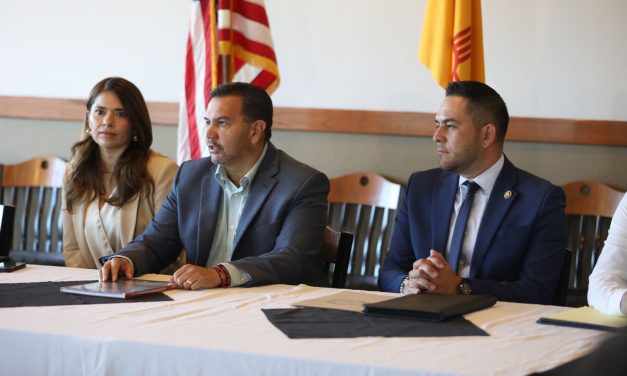 Se reúne Cruz Pérez Cuéllar con congresista Gabriel Vasquez en Sunland Park