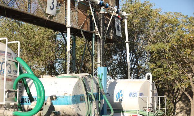 Cruzada por el agua se surte en garza autorizada, lo que significa agua de calidad