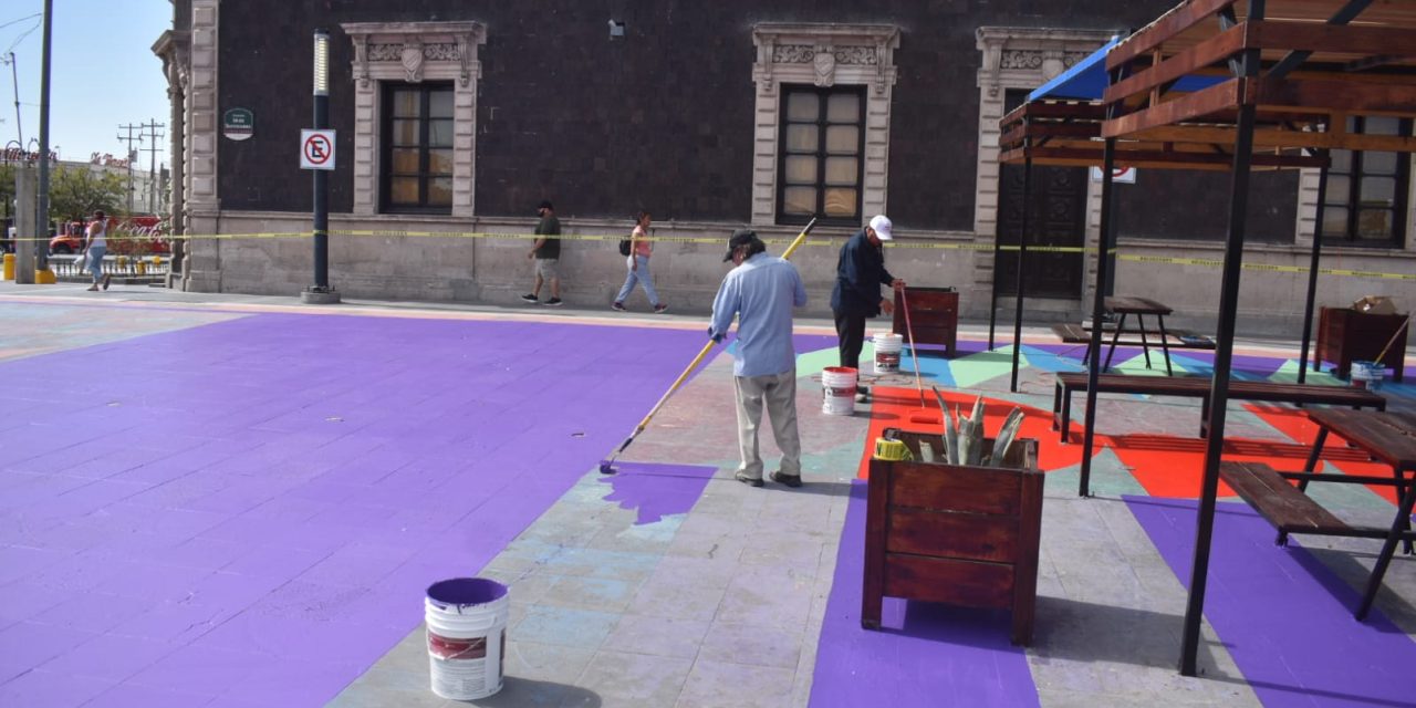 Dan retoque de pintura a la Plaza LAPIS