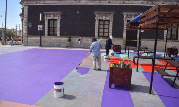 Dan retoque de pintura a la Plaza LAPIS