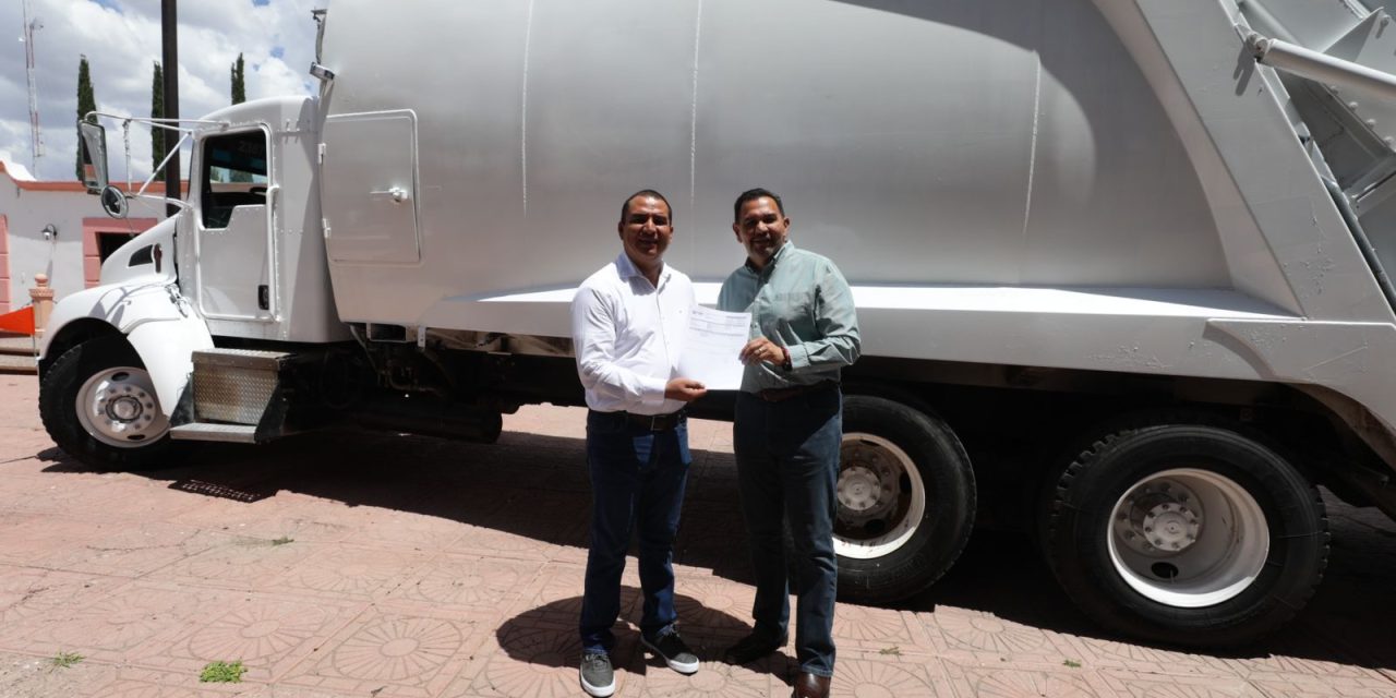 Entrega Pérez Cuéllar camión recolector a La Cruz, Chihuahua