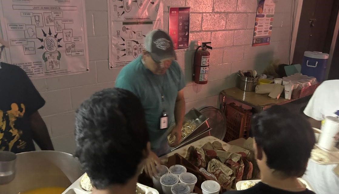 Dona empresa Lunchbox paquetes de hamburguesas para los migrantes