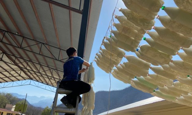 Elaboran estudiantes de Urique techumbres con botellas de plástico