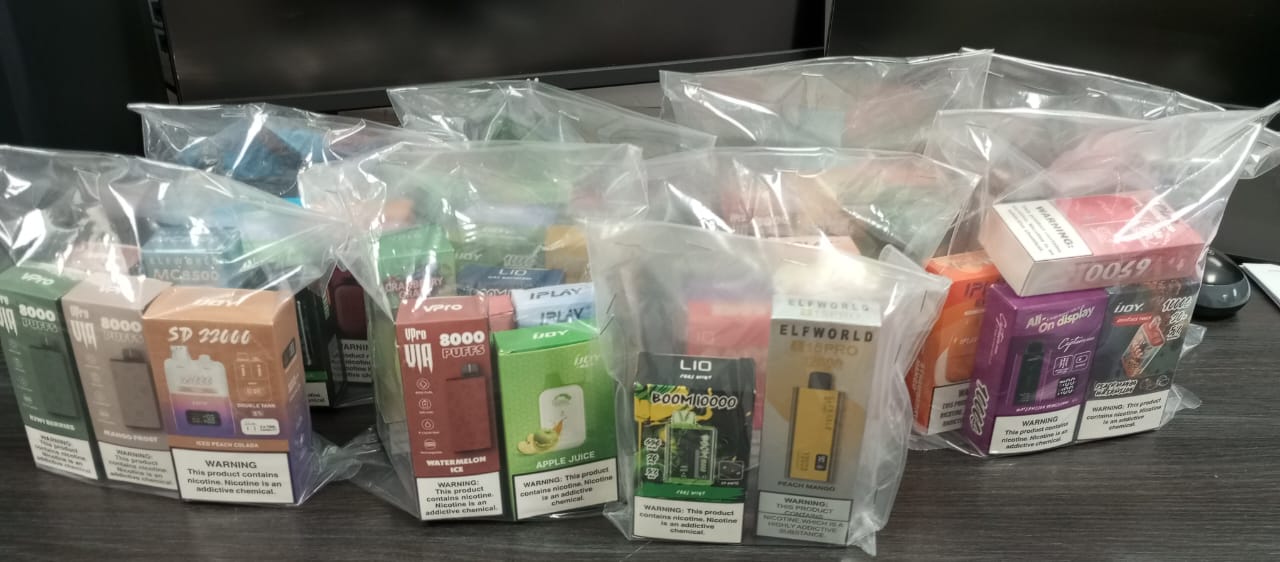 Detienen a joven que vendía vapeadores en prepa