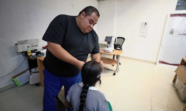 Continúa entrega de lentes a menores