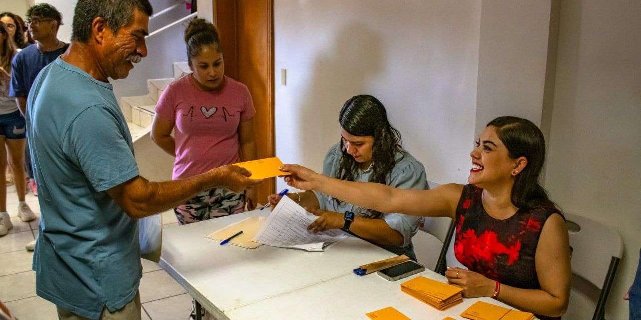 Entregan becas a 358 universitarios en Meoqui
