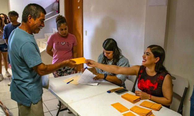 Entregan becas a 358 universitarios en Meoqui