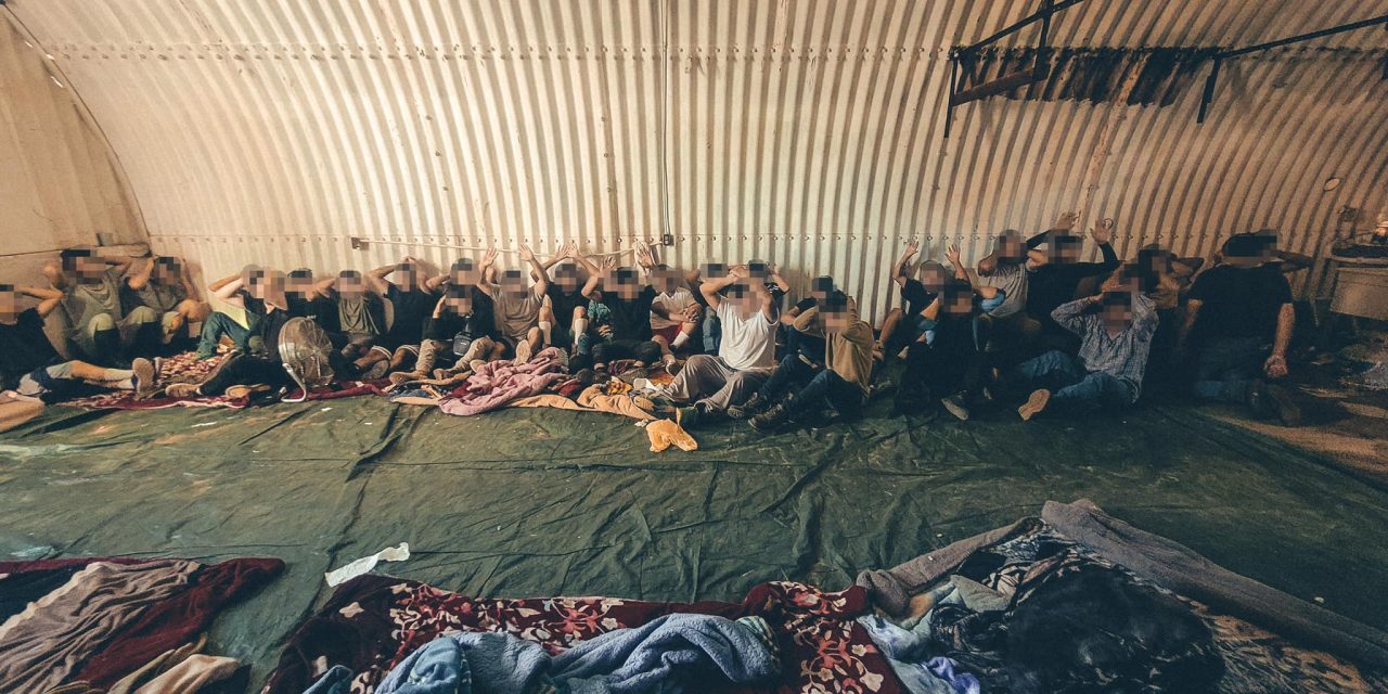 77 migrantes incluyendo un fugitivo en casas de seguridad