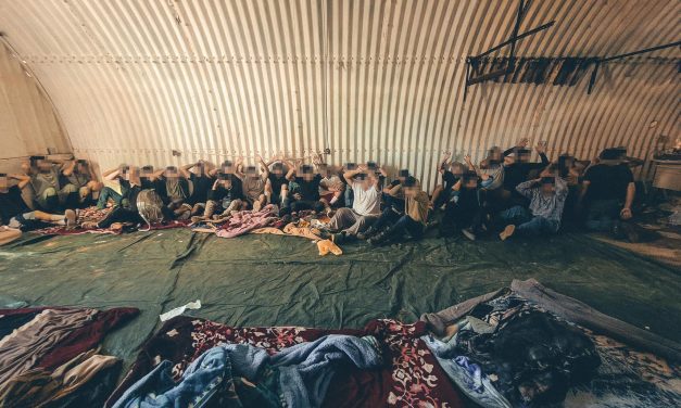 77 migrantes incluyendo un fugitivo en casas de seguridad