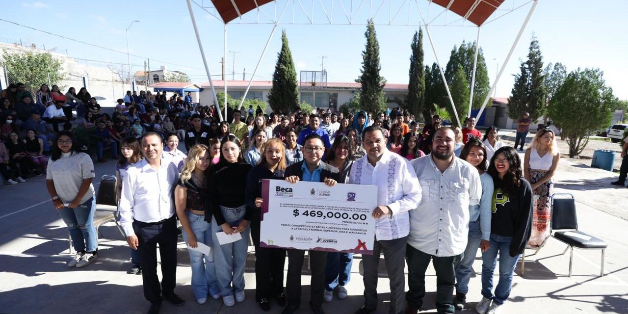 Entrega Cruz Pérez Cuéllar becas en la Escuela Normal Superior