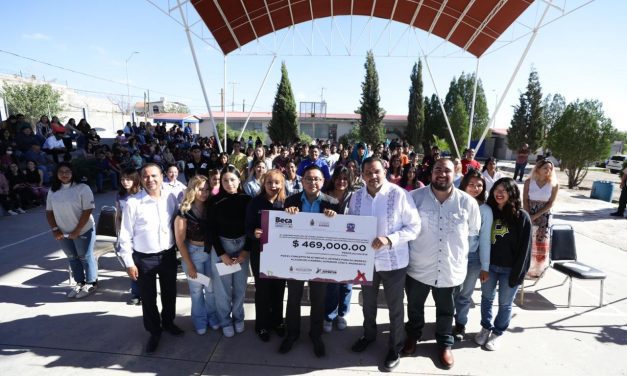 Entrega Cruz Pérez Cuéllar becas en la Escuela Normal Superior