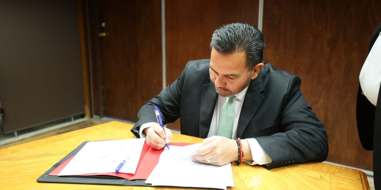 Firma alcalde acta de entrega-recepción