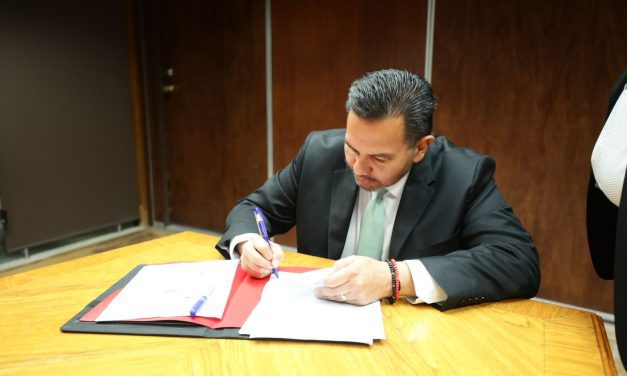 Firma alcalde acta de entrega-recepción