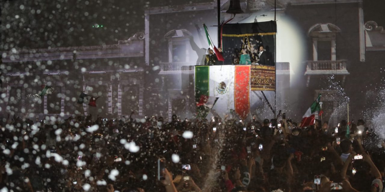 Saldo blanco durante ceremonia del Grito de Independencia