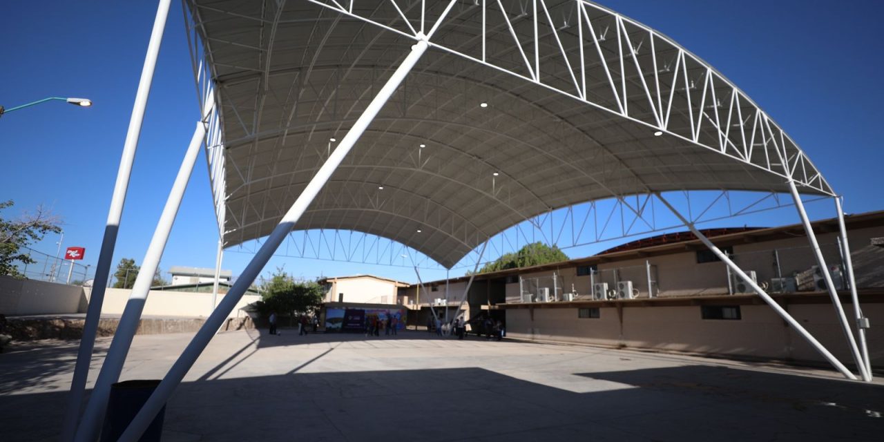 Entrega Presidente Municipal construcción de domo a Secundaria Estatal 3002