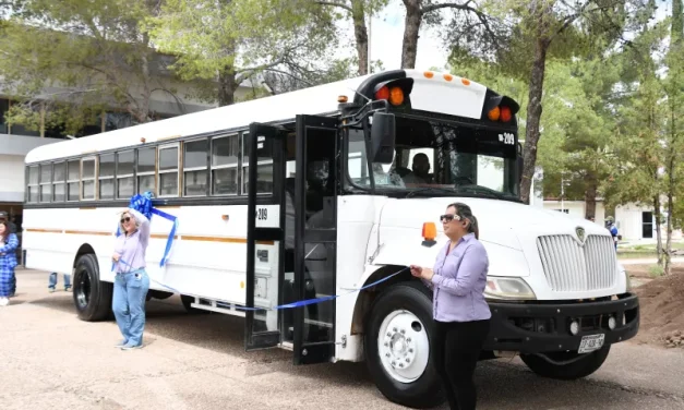 Entregan camión escolar al CREI de Pueblito de Allende