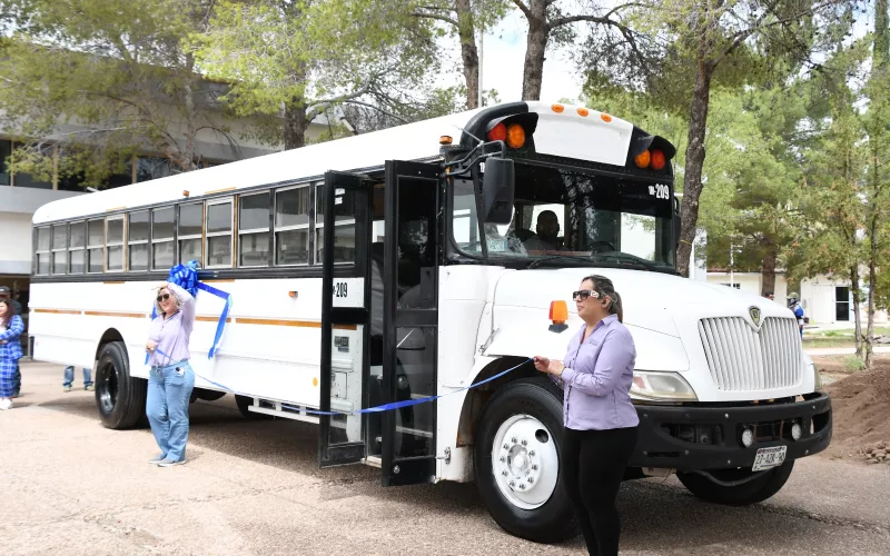 Entregan camión escolar al CREI de Pueblito de Allende