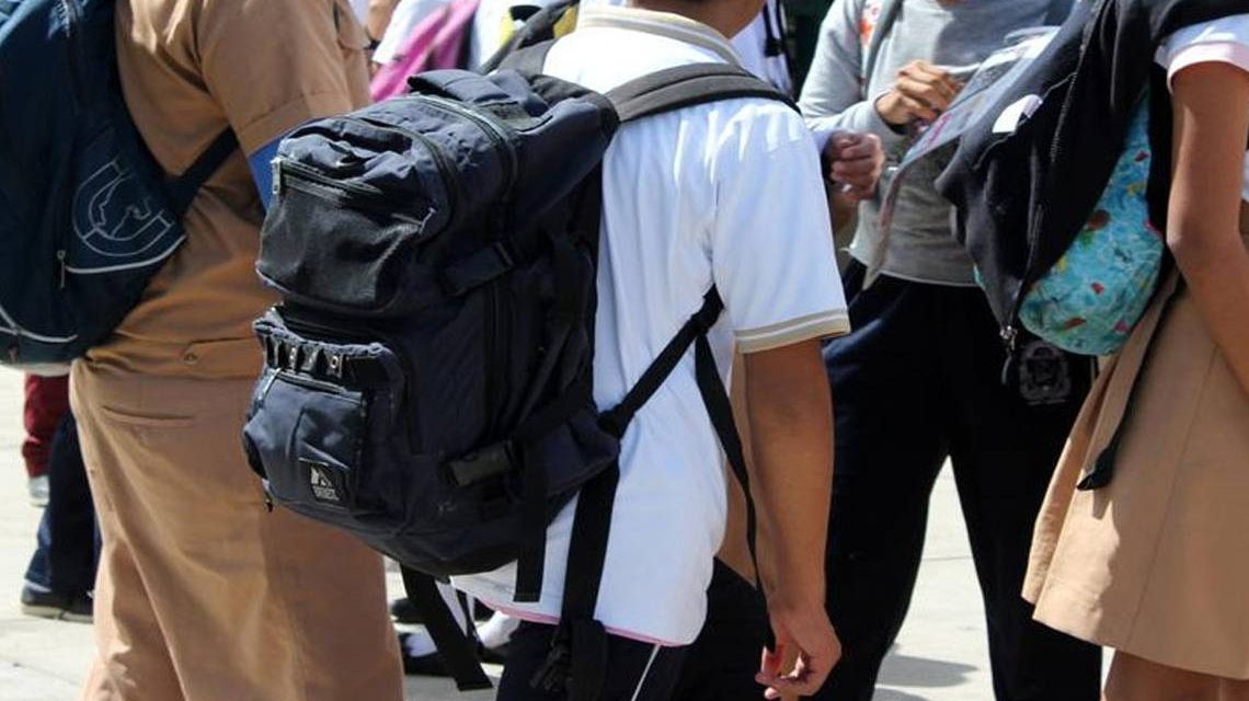 Advierte IMSS Chihuahua sobre exceso de peso en mochilas escolares