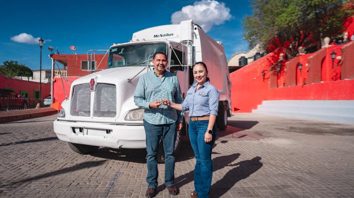 Entrega Cruz Pérez Cuellar camión recolector a Aquiles Serdán
