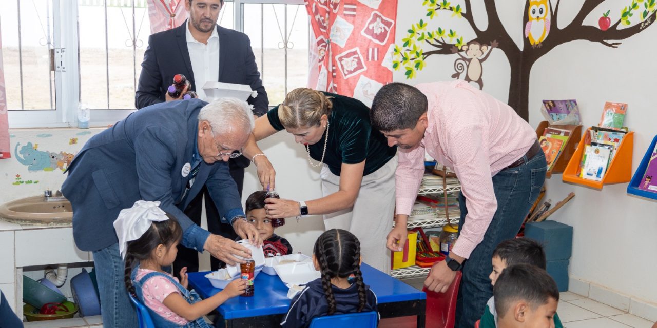 Beto Pérez encabeza entrega de 1111 desayunos escolares, en Cuauhtémoc
