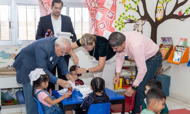 Beto Pérez encabeza entrega de 1111 desayunos escolares, en Cuauhtémoc