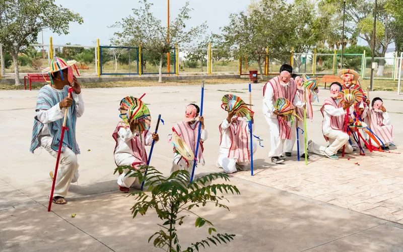 Fortalecen tradiciones y costumbres de 155 jóvenes indígenas migrantes