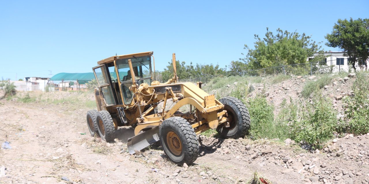 Mantienen trabajos de limpieza de arroyos al norte de la ciudad