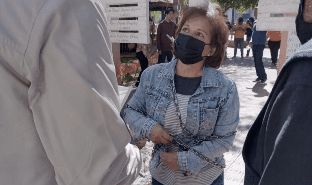 Reinstalan a maestra que se encadenó hace dos años en la Cruz de Clavos