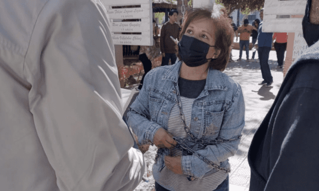 Reinstalan a maestra que se encadenó hace dos años en la Cruz de Clavos