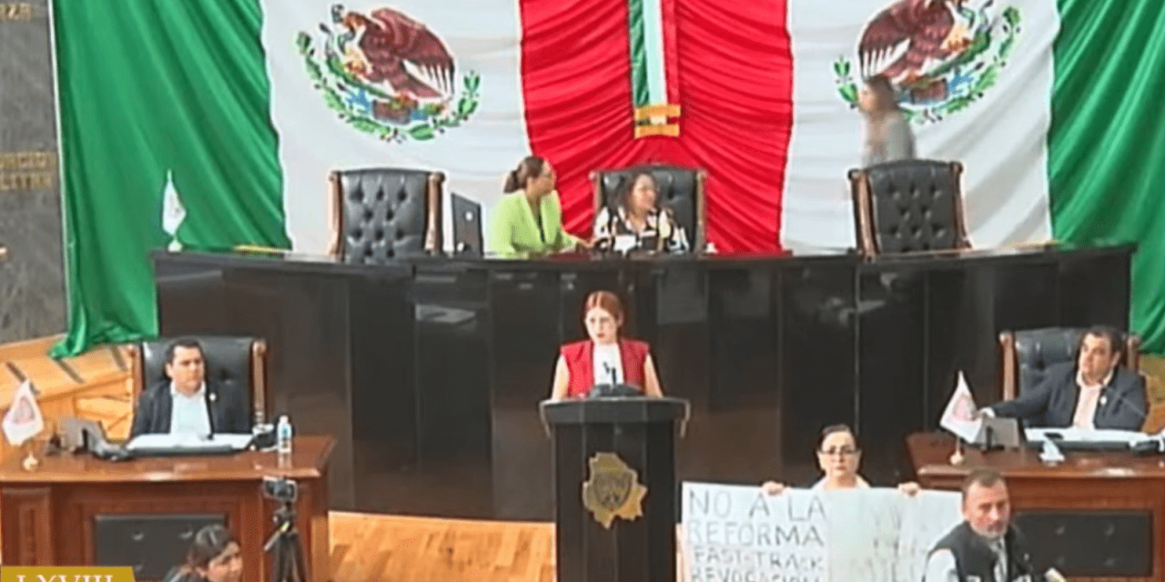 Revientan morenistas sesión del Congreso