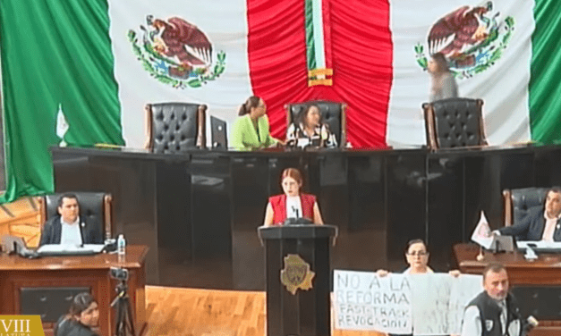Revientan morenistas sesión del Congreso