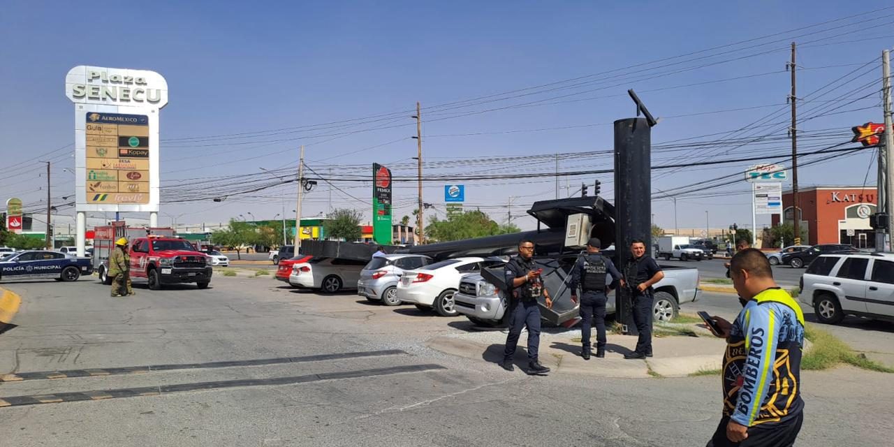 Desplome de espectacular afecta a cuatro vehículos en Plaza Senecú