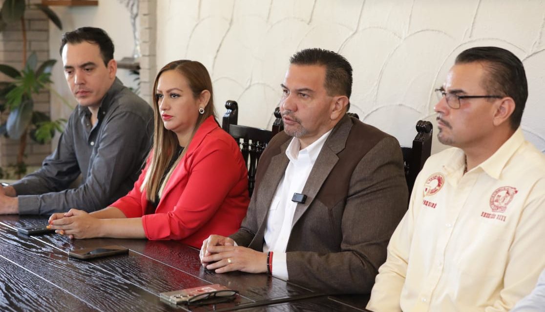 Entrega alcalde mobiliario para escuelas de NCG y Buenaventura