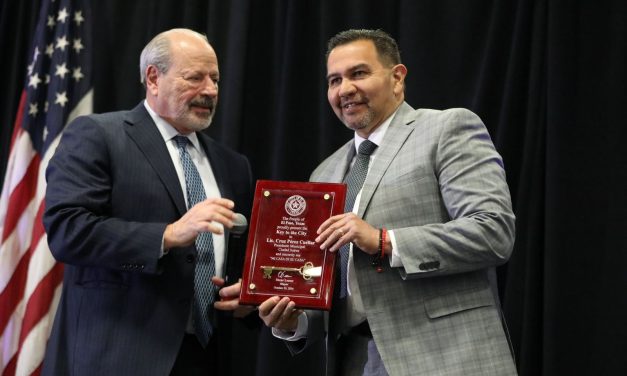Participa el Presidente Pérez Cuéllar en homenaje al alcalde de El Paso, Oscar Leeser