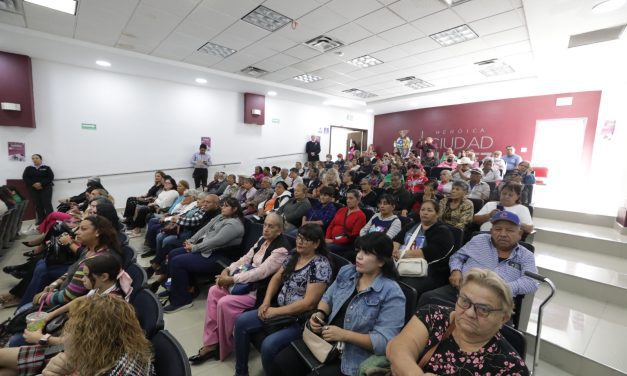 Imparten conferencias sobre emprendimiento a mujeres