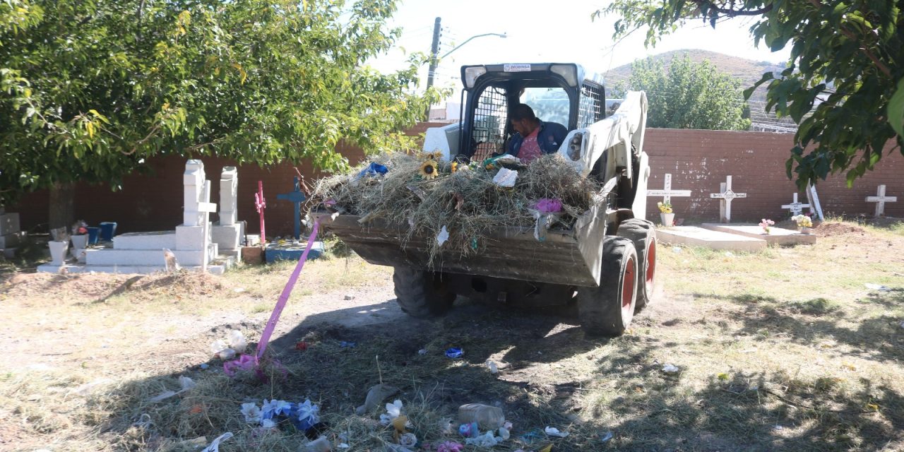 Se trabaja en la limpieza de panteones previo a celebración del Día de Muertos