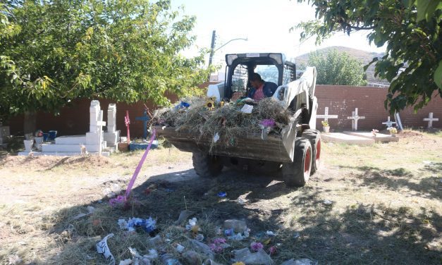Se trabaja en la limpieza de panteones previo a celebración del Día de Muertos