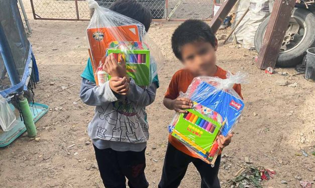 Apoyan a 50 familias de la comunidad Náhuatl con entrega de útiles escolares