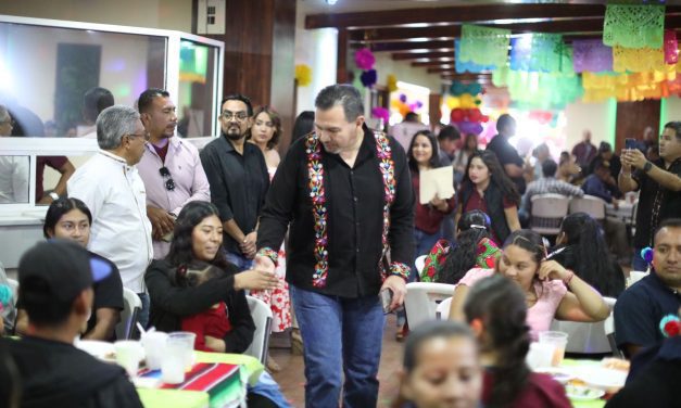 Convive el Presidente Pérez Cuéllar con comunidad de comerciantes y artesanos mazahua