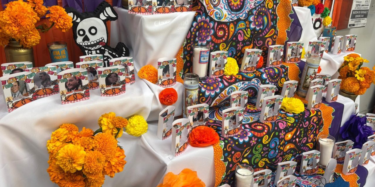 Rinden homenaje a policías y bomberos caídos en altar por el Día de Muertos