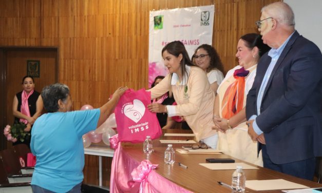 Voluntariado del IMSS entrega prótesis artesanales a pacientes de mastectomía