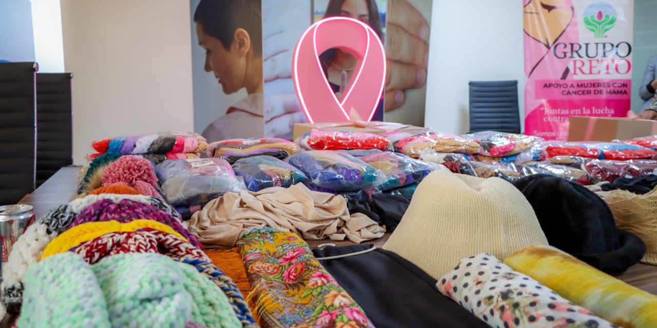 Entregan gorritos para mujeres con cáncer de mama