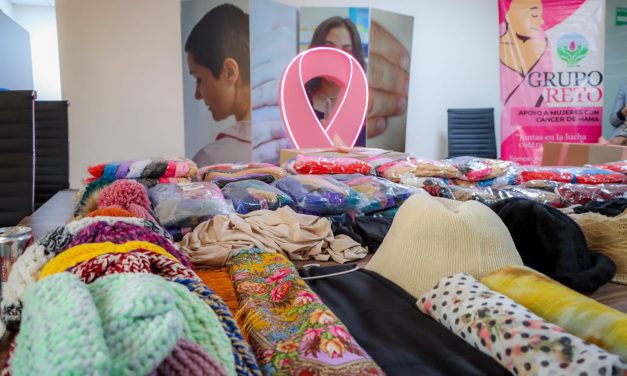 Entregan gorritos para mujeres con cáncer de mama