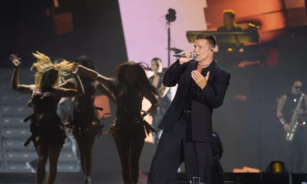 Enciende Ricky Martin la Plaza del Ángel 
