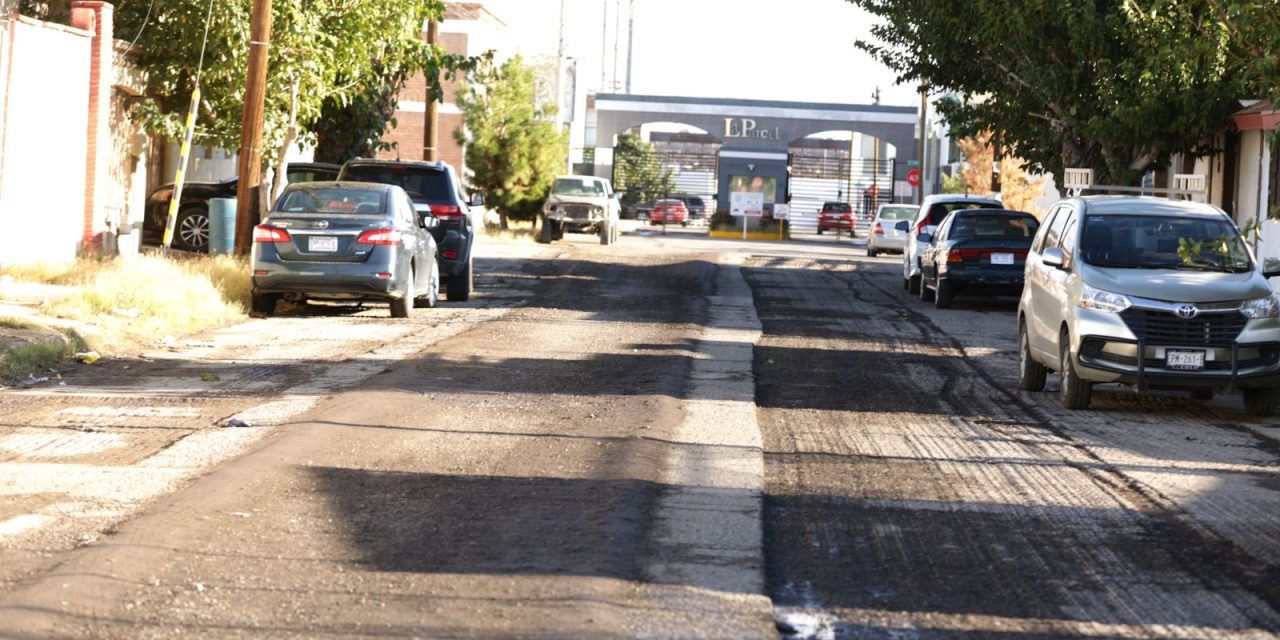 Trabaja Obras Públicas en recarpeteo de la calle Carolina